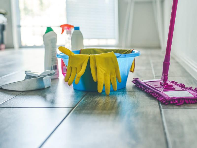 厨房地板上的家用清洁产品